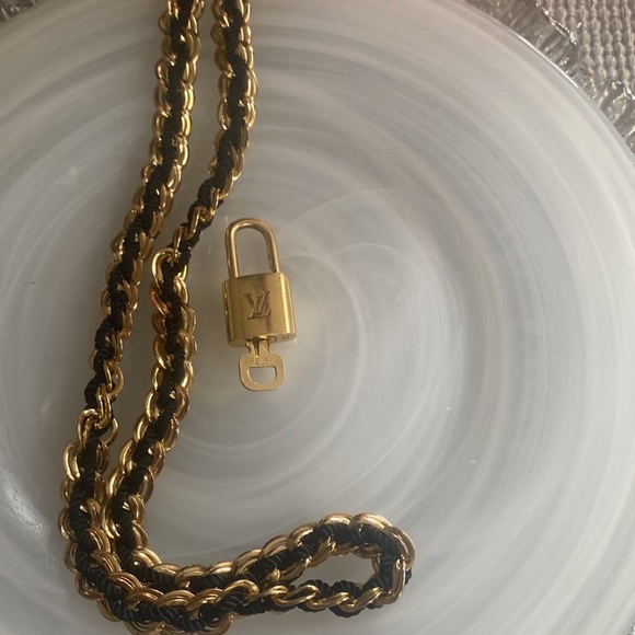 Authentic #303 Louis Vuitton lock and key - Picture 2 of 7